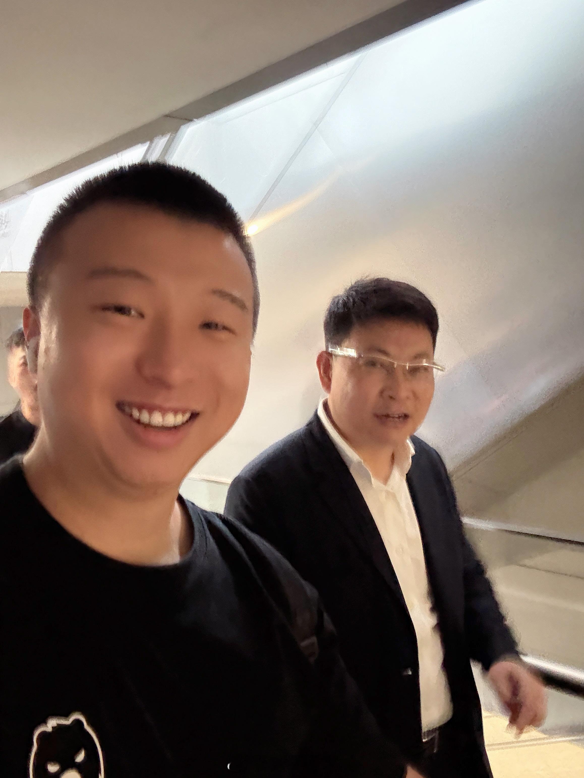 没想到真的可以在机场偶遇余总，而且也确实非常低调，没有秘书，没有助理，就自己一个