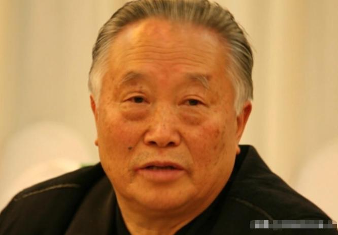 1976年9月9日，当一男子得知毛主席逝世后，当即便拿起了剪刀直接冲向了毛主席的