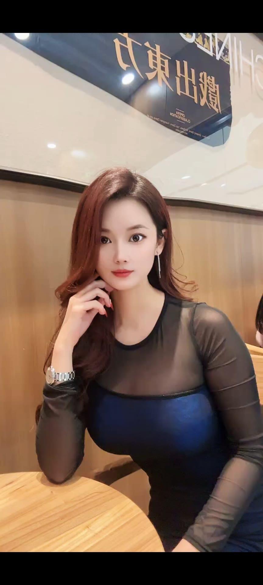 优雅气质，时尚穿搭，咖啡馆里的美丽瞬间