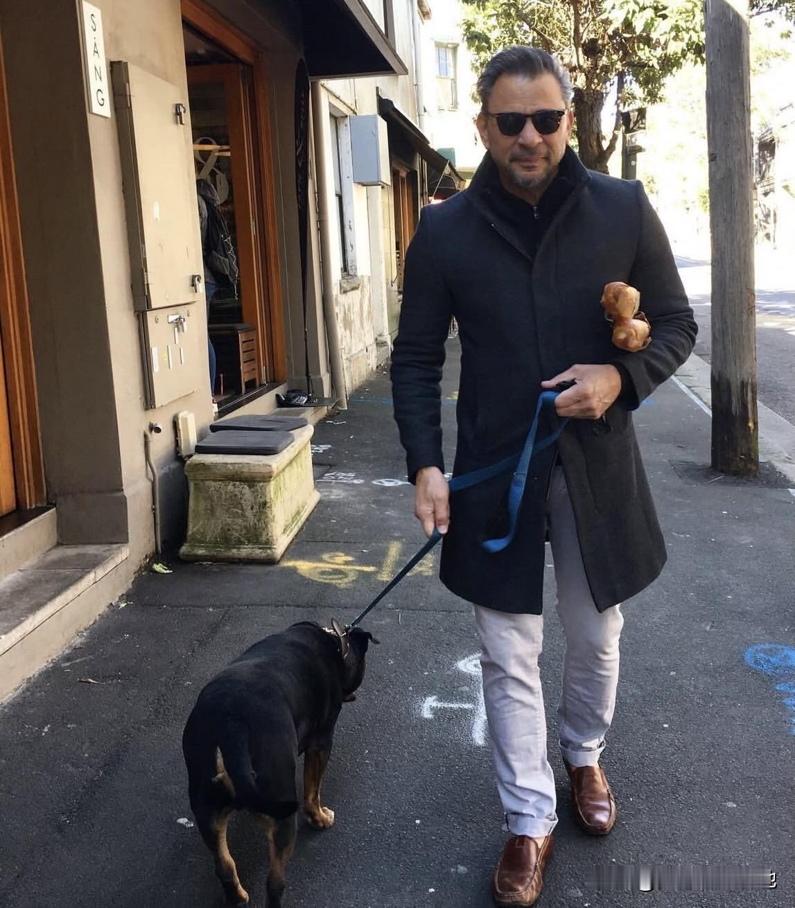 走在法国城市街上，时常会看到这样酷气十足的大叔。一身时髦装扮，牵着小狗，腋下还要