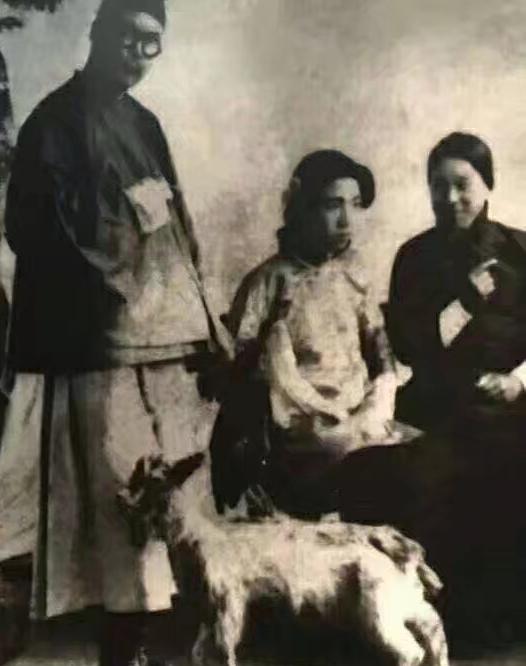 他，
可是曾经穿女装，
躲开陈立夫追捕的人！

据说，当年在南开求学时，因为长相