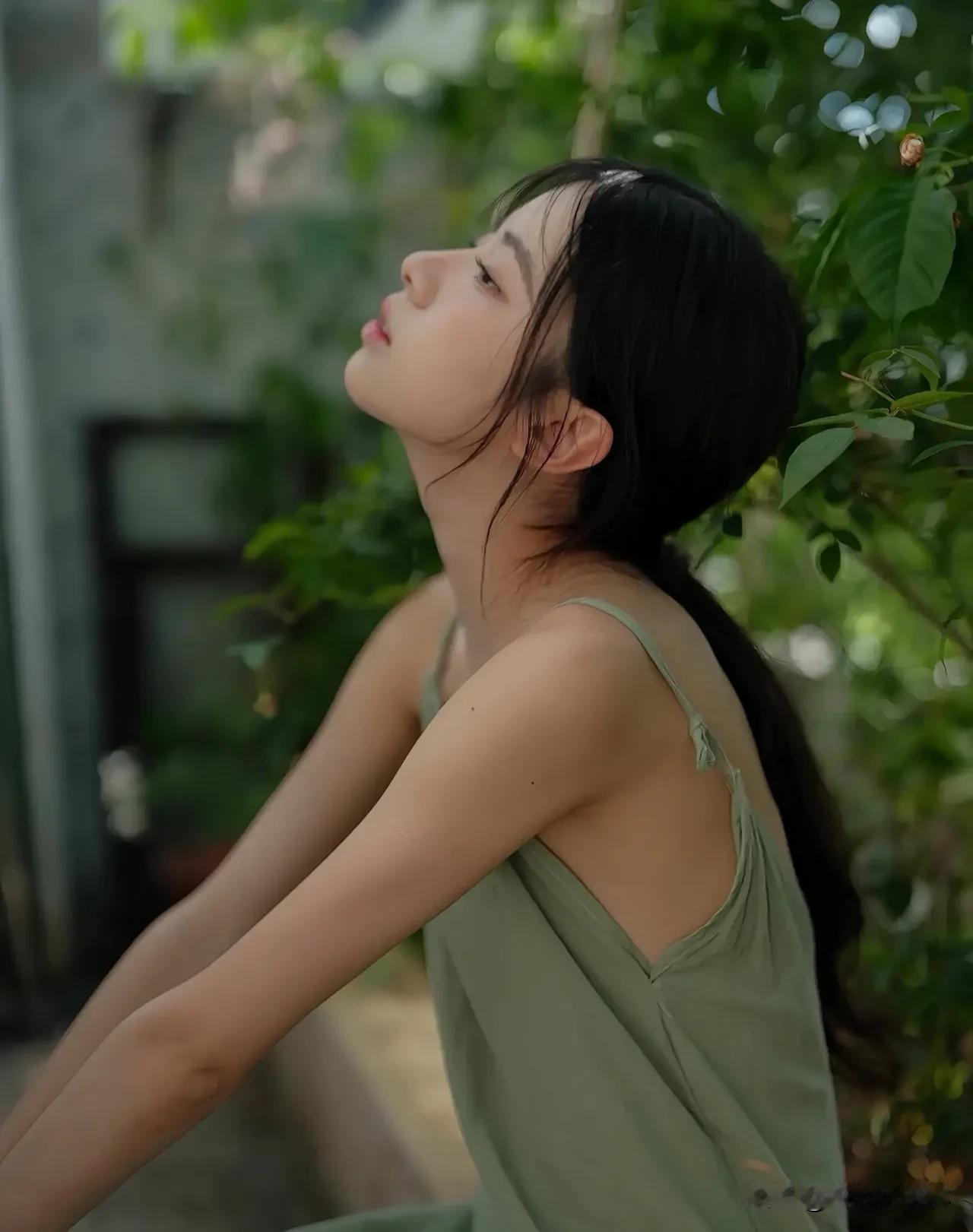 镜头里，是发丝间的光，
是裙摆上的风，
是藏在笑里的星辰。  
每一帧，都是少女