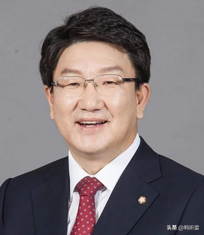 自己逮捕自己？韩国国会刚通过一项逮捕权性东的决议，理由是他收受贿赂之类的，权性东