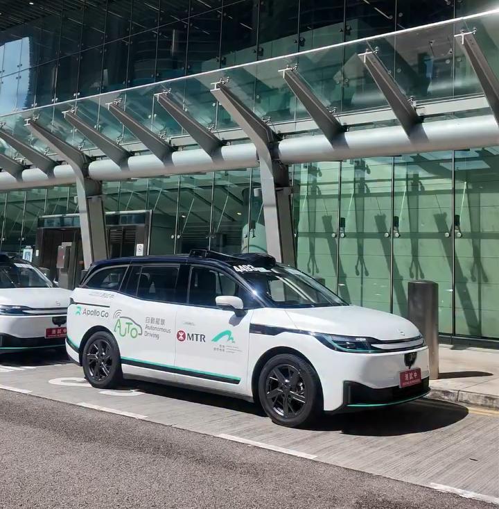 通行线·出行【萝卜快跑来香港啦！港铁启动市区自动车测试】近日，港铁于西九地区展开
