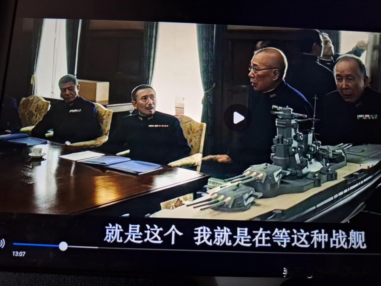 刚看完这部电影《阿基米德大战》，虽然归类在战争片里，但只有开头十分钟的空战场面，