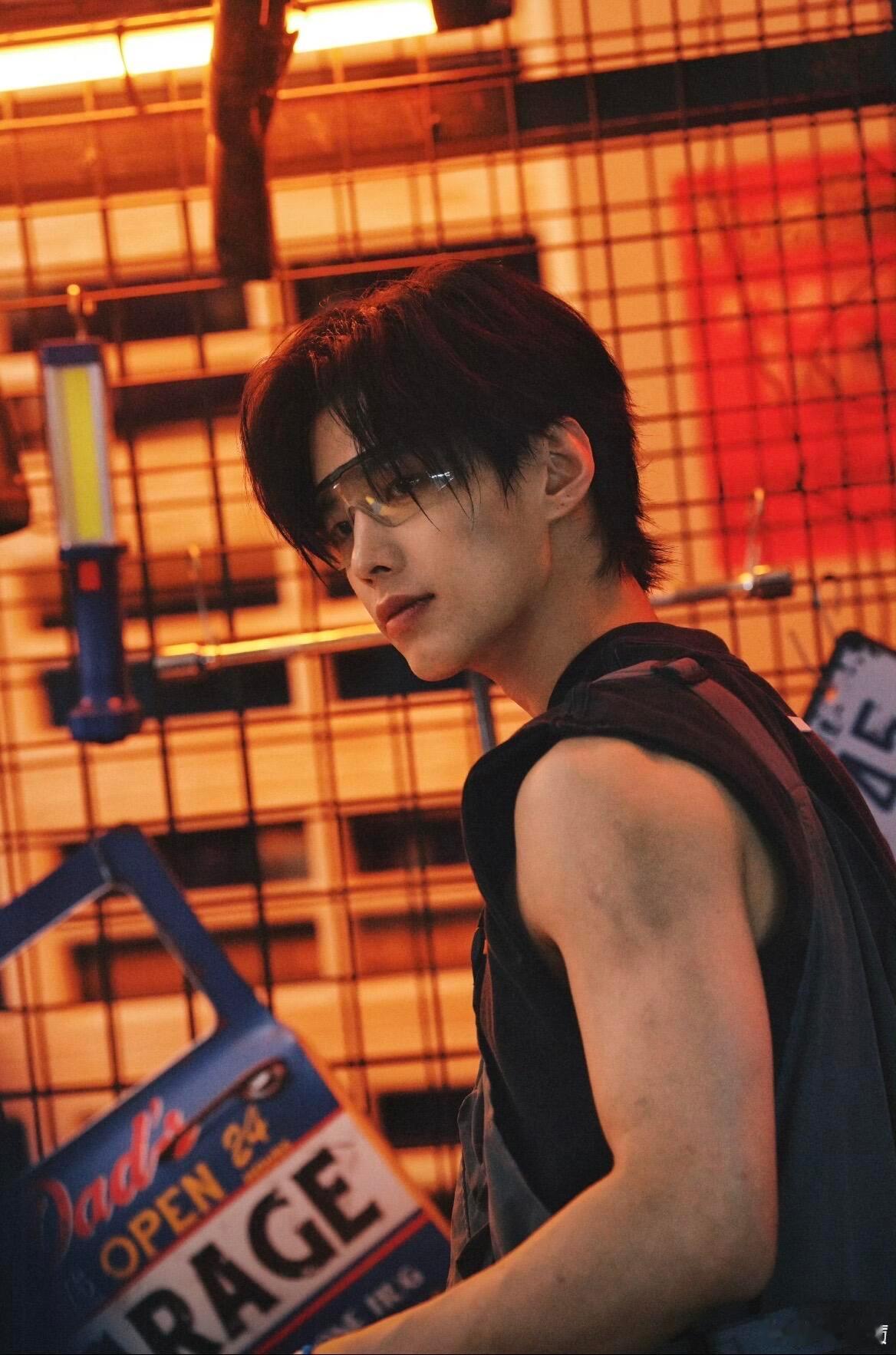 何与双轨每集都有人生镜头双轨是真的懂镜头美学，何与更是把靳朝这个角色的帅拿捏得死