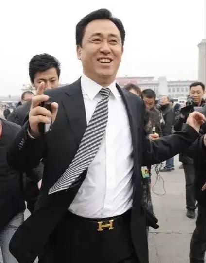 比起许总，老王当年的做法那真是拍案叫绝！王总当年知道房地产已经在走下坡路，于是开