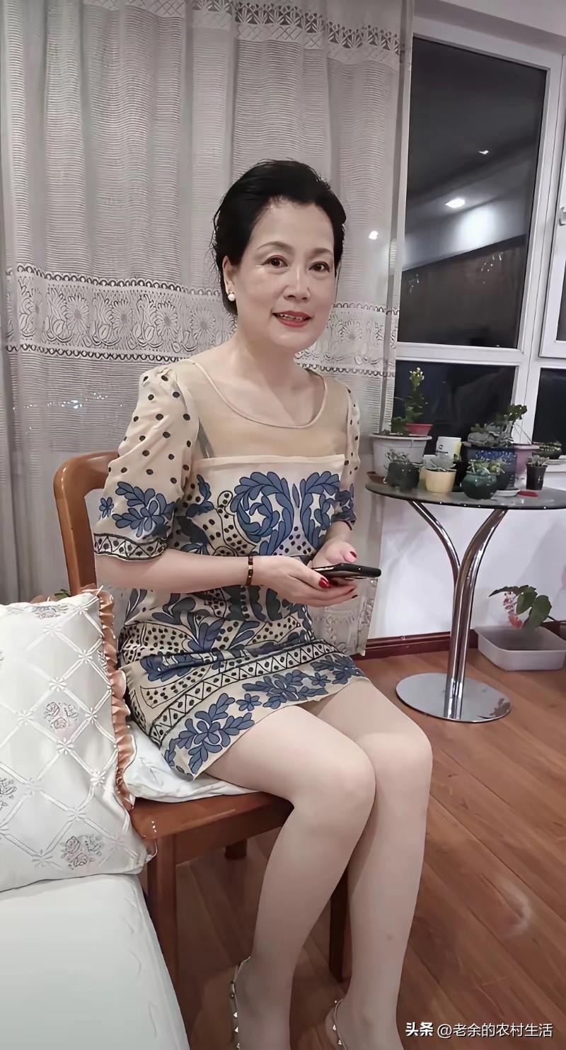 撩中年女人
其实就是一招
捧杀
你只要给她戴高帽子就对了
管她好看不好看
你就指