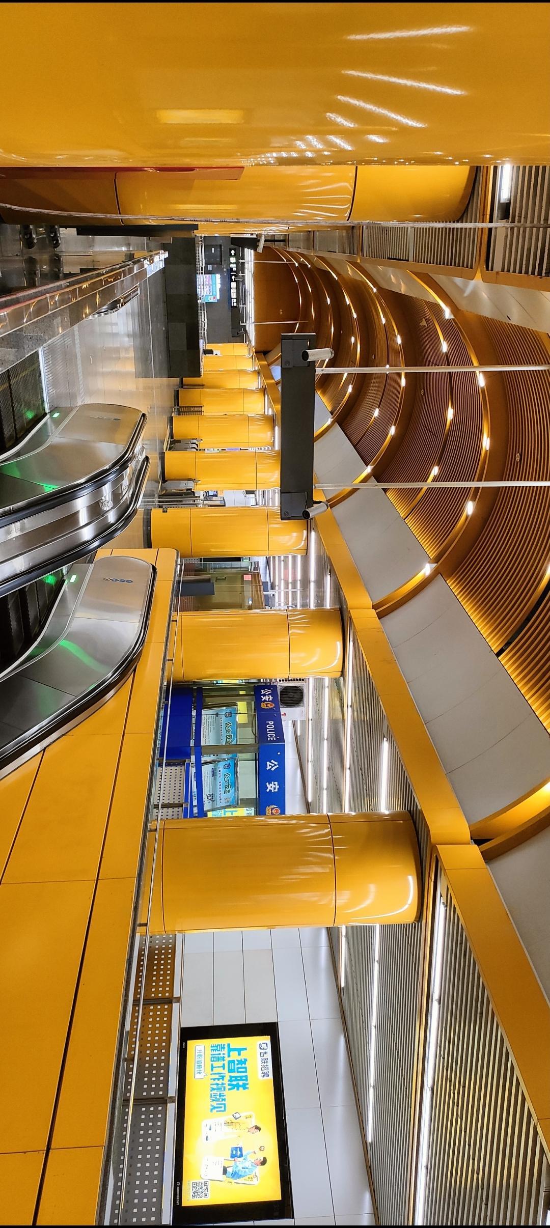现代感十足的地铁站，黄色与金属的完美结合，令人耳目一新！