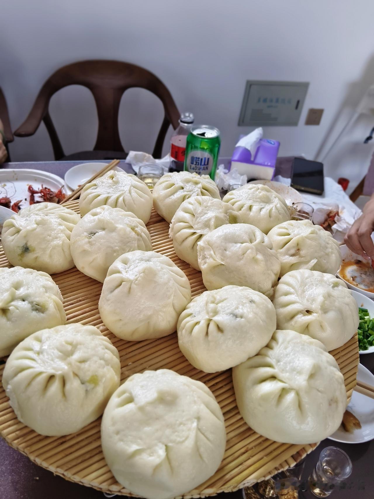 自己蒸得韭菜猪肉大包子，不好看，好吃！

面不用精粉，用带皮儿麦子，头遍磨，面不