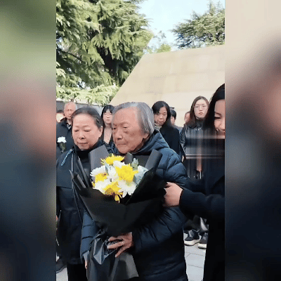 96岁！她等了整整86年！
南京大屠杀幸存者夏淑琴颤抖着举起泛黄的全家福，照片里