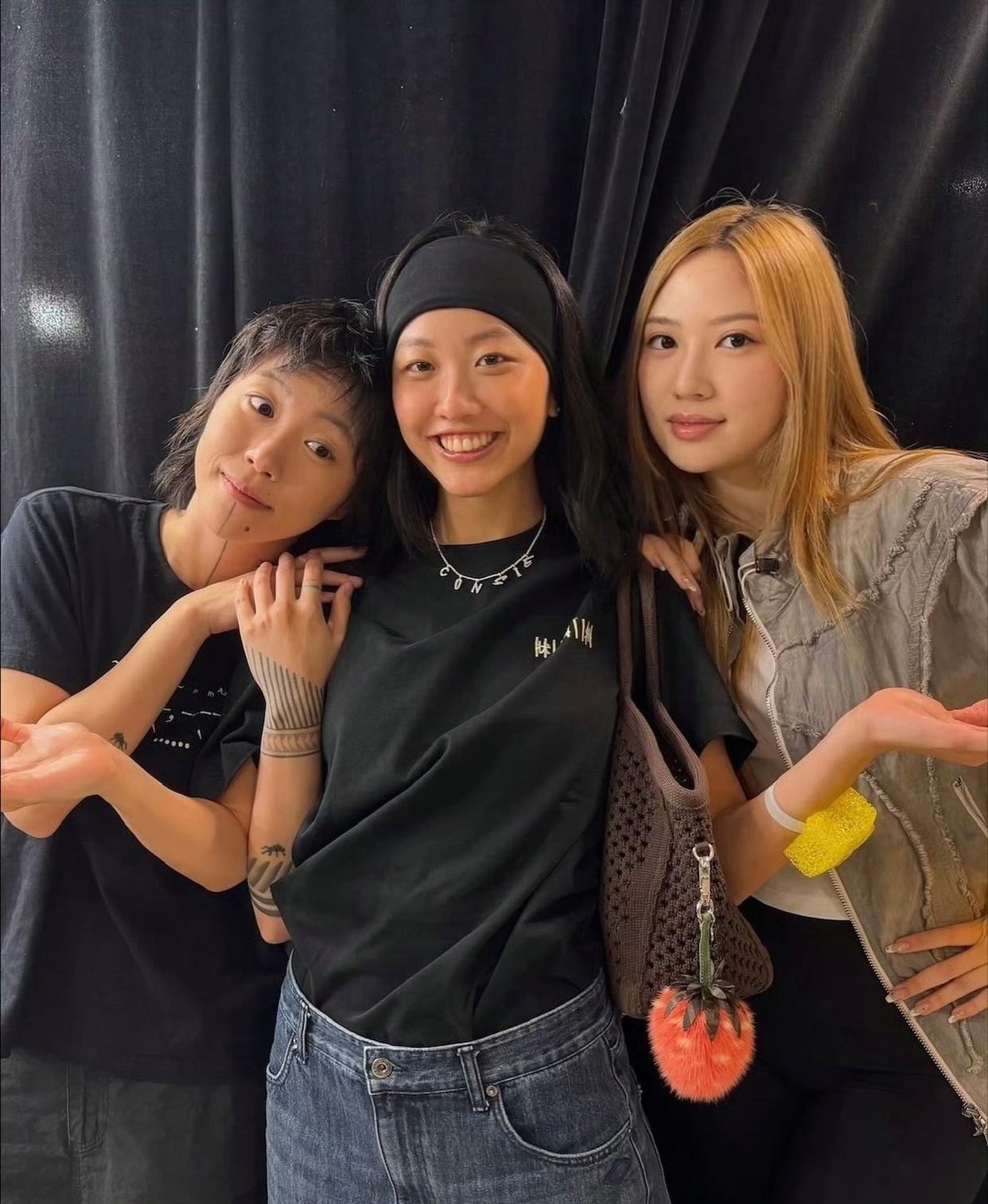 王菲女儿窦靖童、陈奕迅女儿陈康堤、甄子丹女儿甄济如，三人均以歌手身份出道，星二代