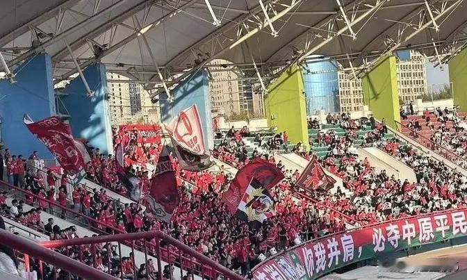 上海海港vs上海申花球迷的心态！2025年中超联赛的冠军争夺，在本周末就要开打。