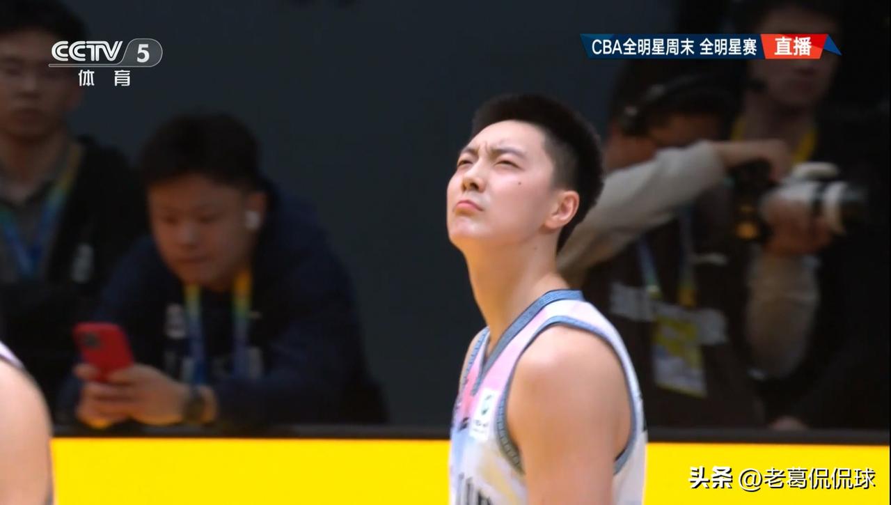 广东东阳光球星胡明轩的三分球终于有救了！在今天南区明星队以161：147力克北区
