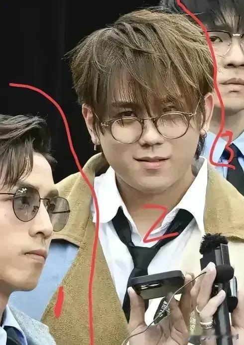 嘴毒港媒是这么形容胖了后的顶流姜涛的：姜涛打球被港媒说“圆封不动”，舞台表演又被