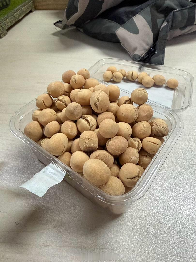 北京碎片 同事去山西出差带回的手信运城棋子豆，据说由观音土炒制。现在的人不知道什