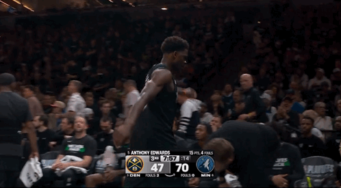 华子在第三节早早吃到第四次犯规后走向更衣室。

他似乎一瘸一拐的，并且在走向后场