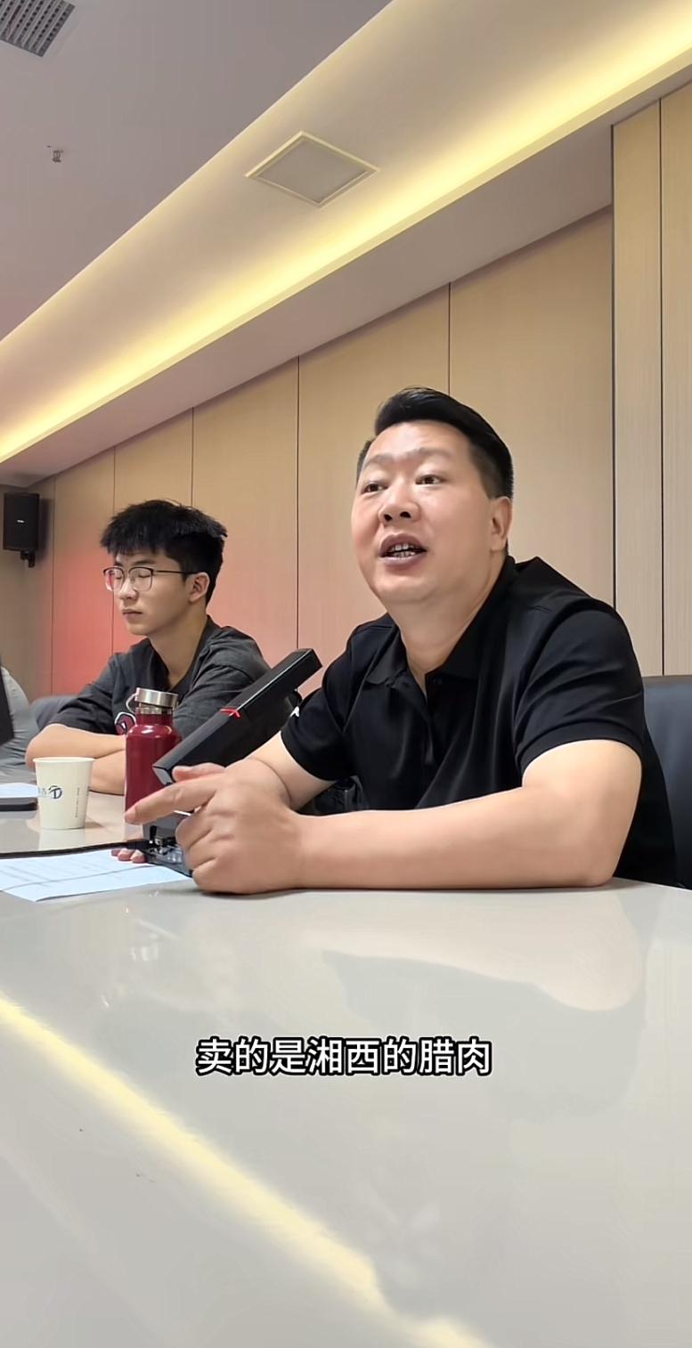 张大炮，脱稿演讲，气场十足，滔滔不绝、引经据典，足足讲了20多分钟，语言组织能力