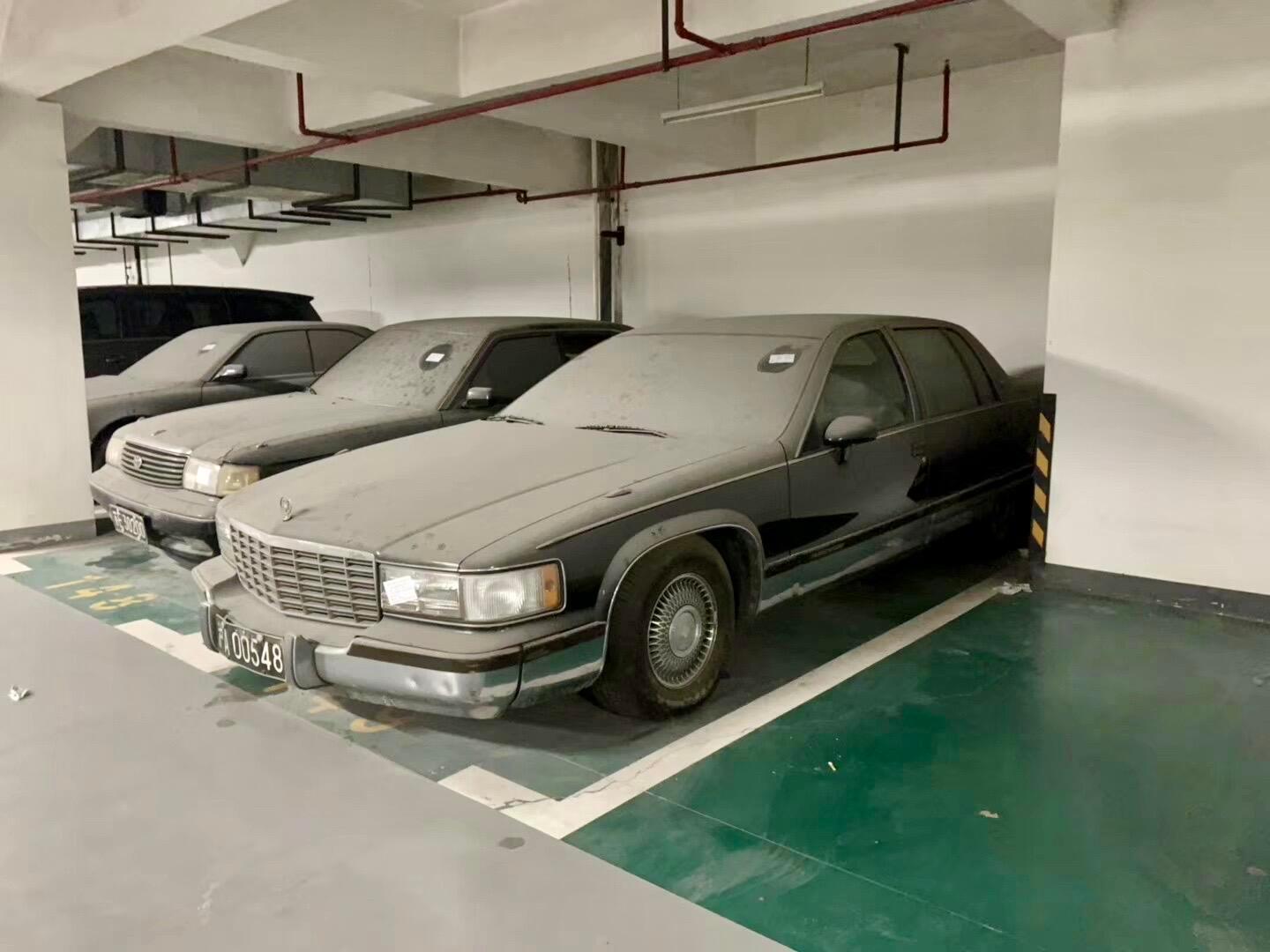 龙之梦雅仕大厦三宝 这三辆车停了大概15年了 真的很好奇原车主到底怎么了FLEE