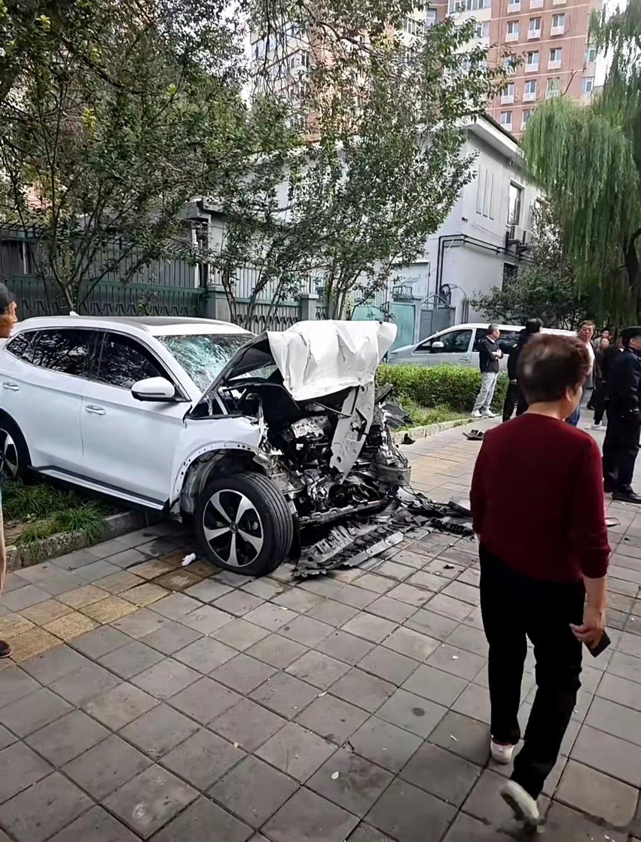震哥为啥现在这么让人反感，很大程度上是双标，简直就是个男绿茶。他开车被“吓我一跳