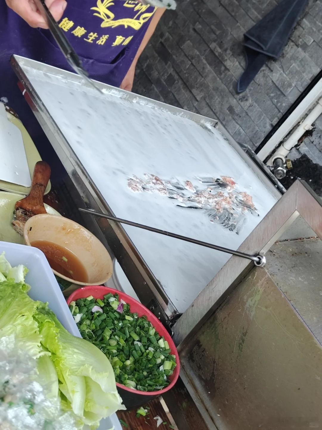肠粉 硼砂 正常肠粉是米白色，偏软嫩，叠起来会有点黏；加了硼砂的会更白、更透亮，