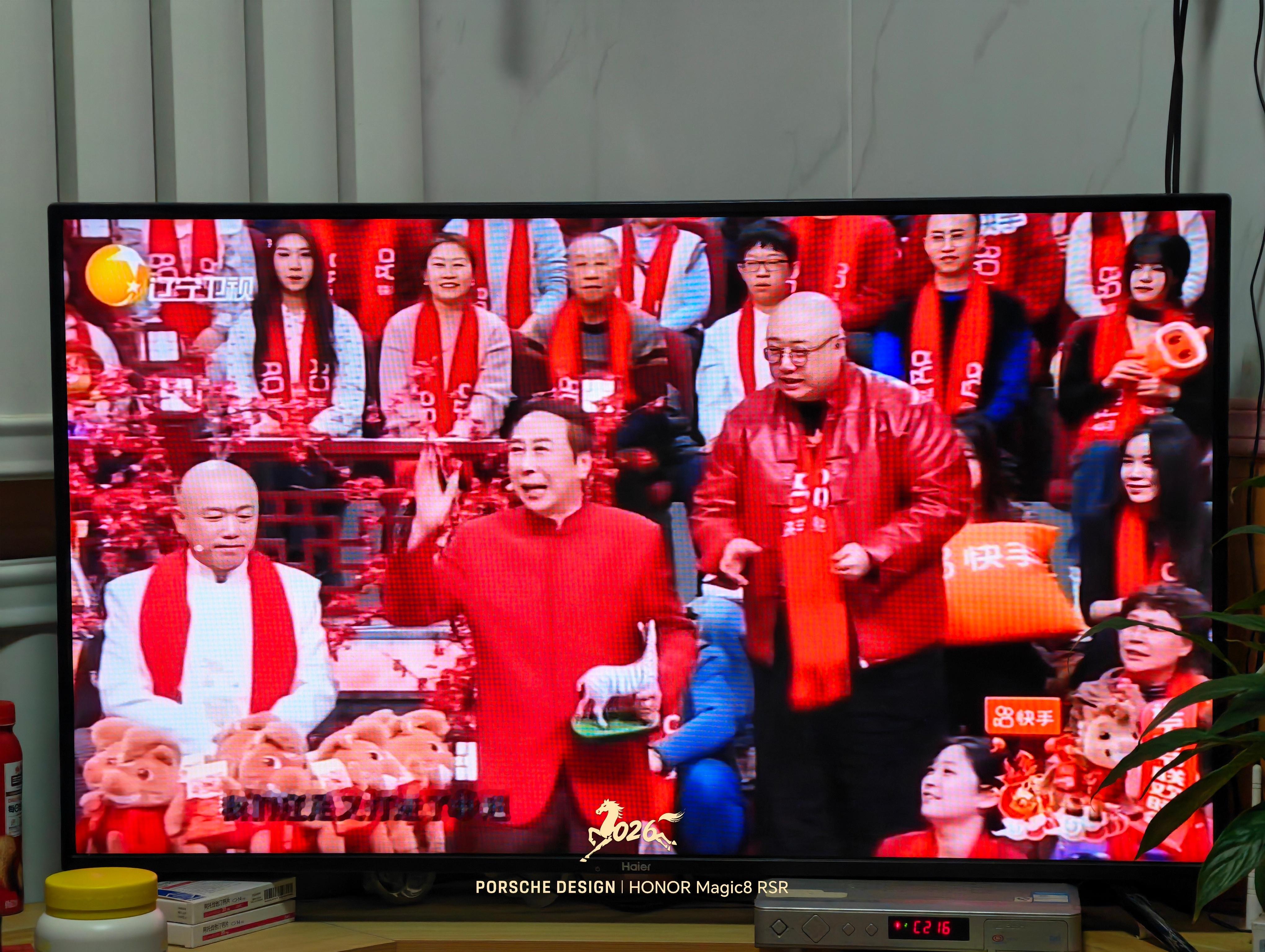 辽宁卫视春晚今天晚上在老家看辽宁春晚，这会儿是冯巩的小品，过一会儿听说还有赵本山