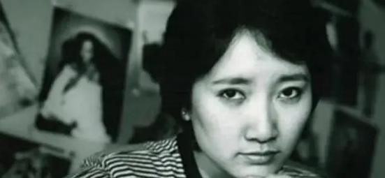 1998年一夜，王刚借着酒劲走进成方圆的房间，向她又一次提出要求，没想到成方圆又