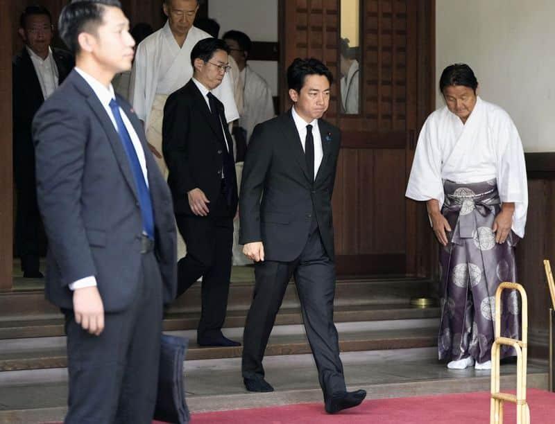 日本防卫大臣小泉进次郎参拜供奉14名二战甲级战犯的靖国神社，去年，在日本投降日时