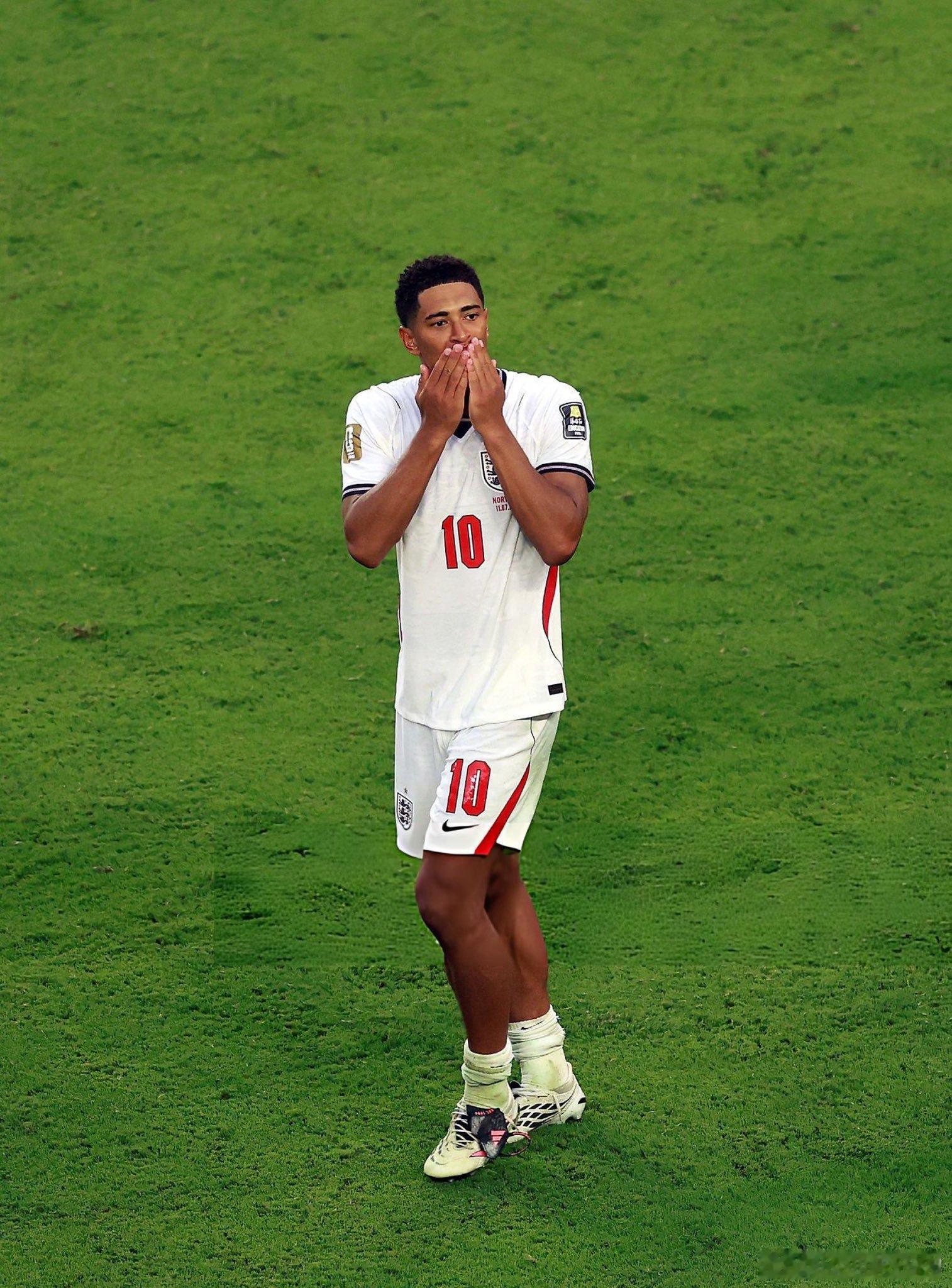 为庆祝贝林厄姆在世界杯八进四淘汰赛中梅开二度⚽⚽，第一次进入世界杯四强，以六粒进