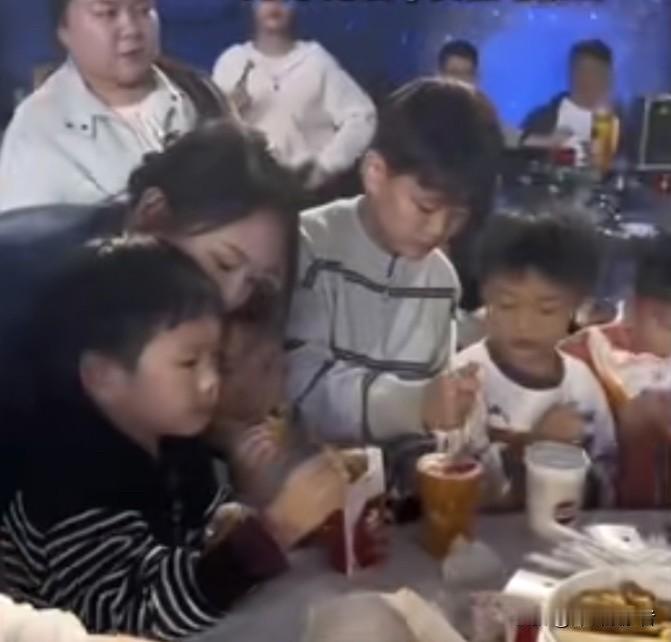 天大的喜事，我要是KFC经理，直接给这两桌小朋友免单。不要说别的，就凭这跻身酒席
