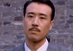 麻了，我是没想到会有人这么充电。3个相邻车位分3个桩，他停在中间车位但车停的靠左