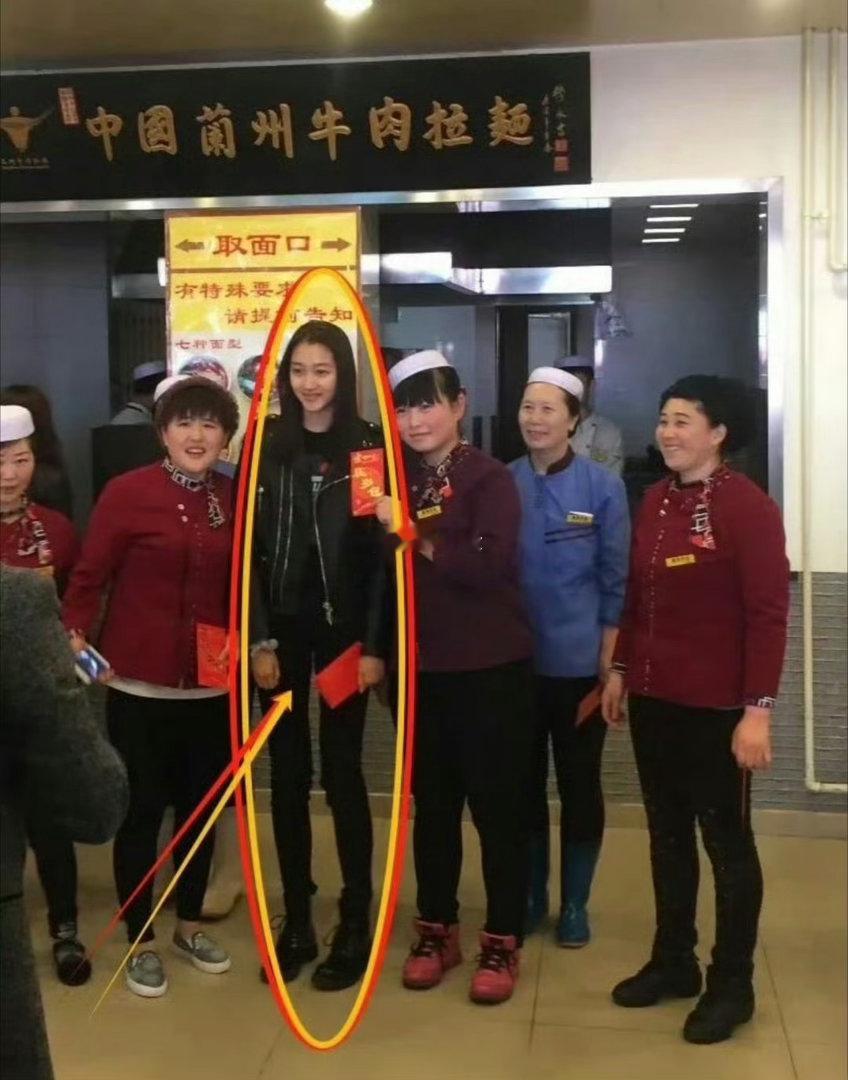 原来现实中的关晓彤长这样，无美颜无滤镜。 