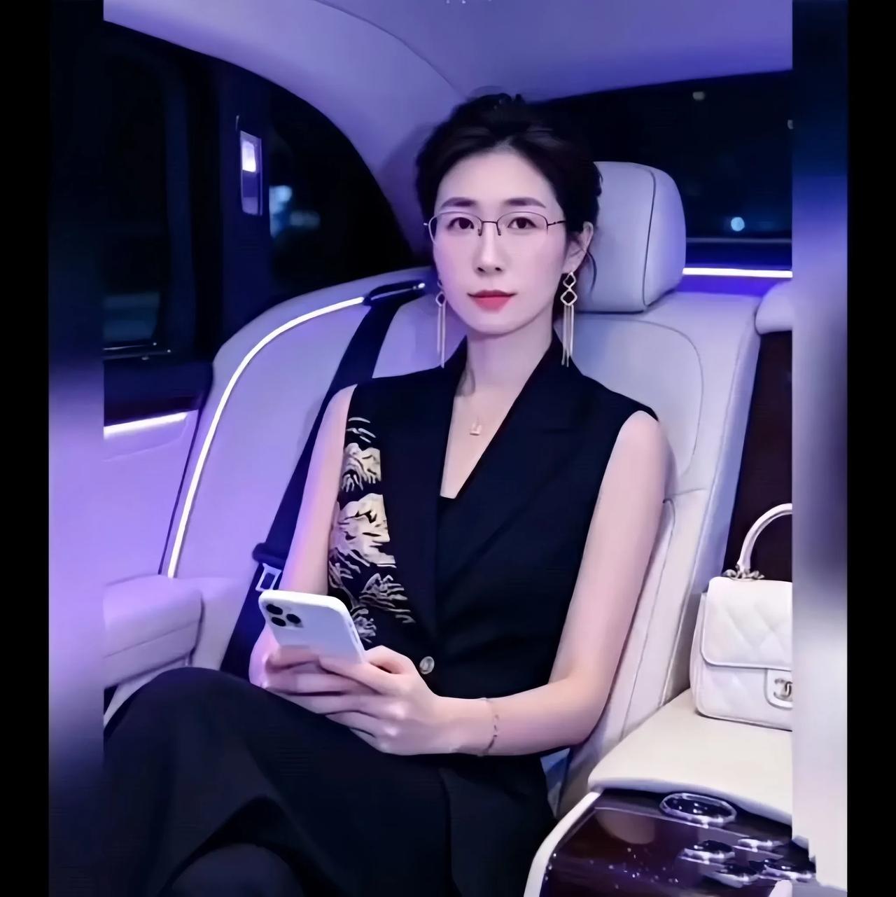 看到朱女士现在的状态，真是应了那句老话：人在做，天在看。

前阵子还闹得沸沸扬扬