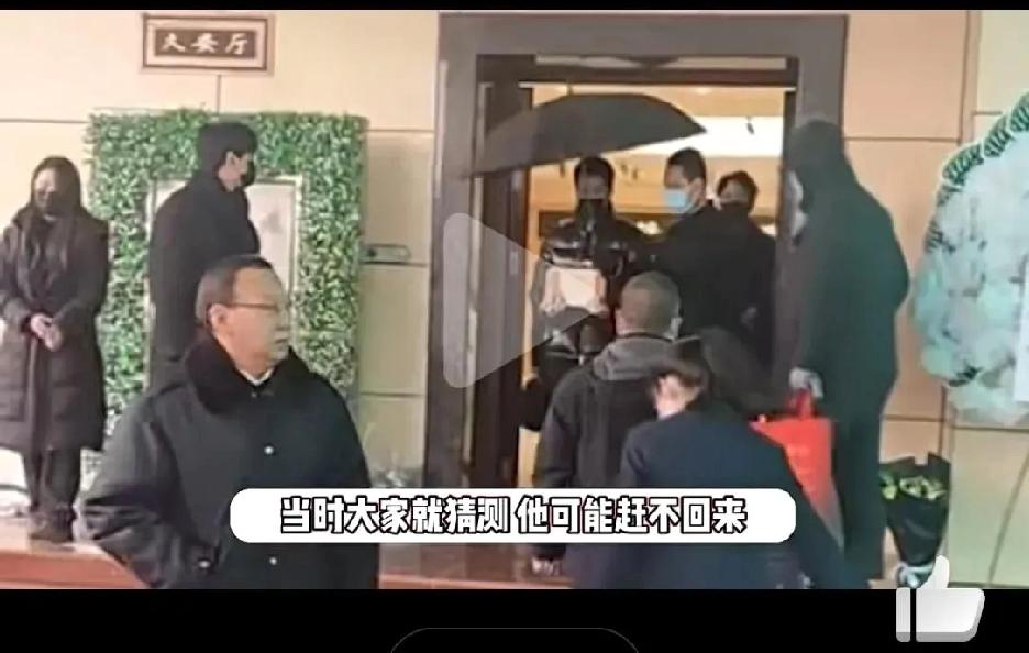 所有骂许亚军缺席何晴葬礼的人，都错了。

那天，灵堂外有个黑色身影。
他戴黑帽，