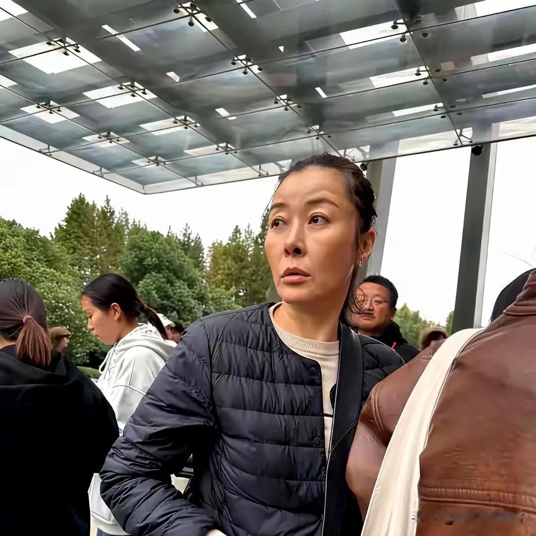 柯蓝是我印象中很知性的，她身上有一种区别于其他女明星的气质。

最近，大家很少看