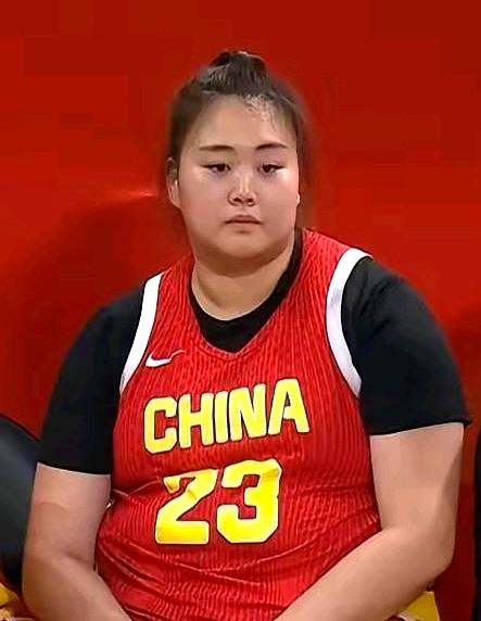 9月24日名古屋，铜牌战打中国台北，转播镜头扫过替补席，刘禹彤连训练服都没脱。