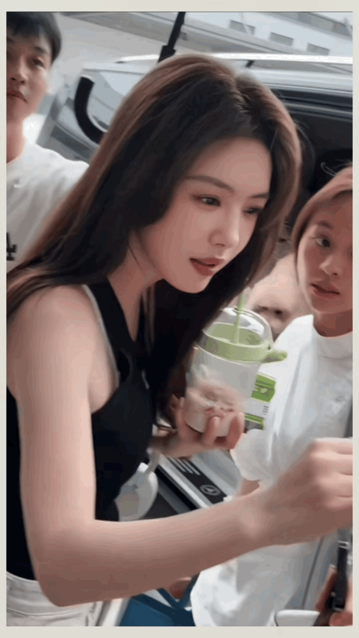 蔡文静真的是被低估的大美女！

她长相肤白貌美，肌肤细腻如凝脂，五官精致得像艺术