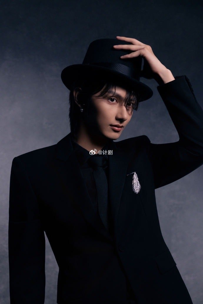 文俊辉成龙比武成龙说未来接班人是文俊辉 文俊辉从小就接触武术，拿过多项武术节奖项