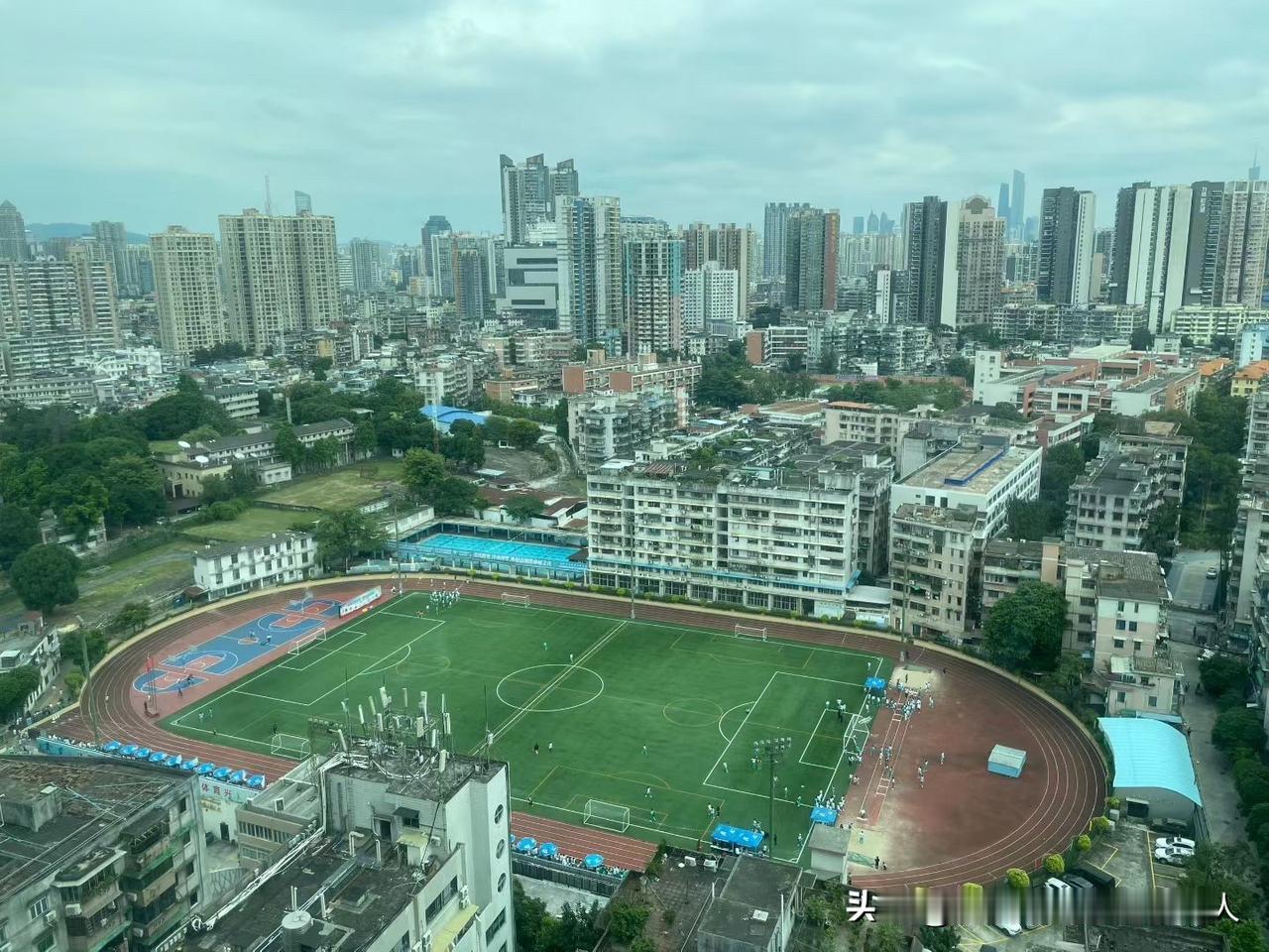 老公想把现在的房子卖了，然后去买电梯房，
我们现在这个房子是步梯顶七楼，房本90