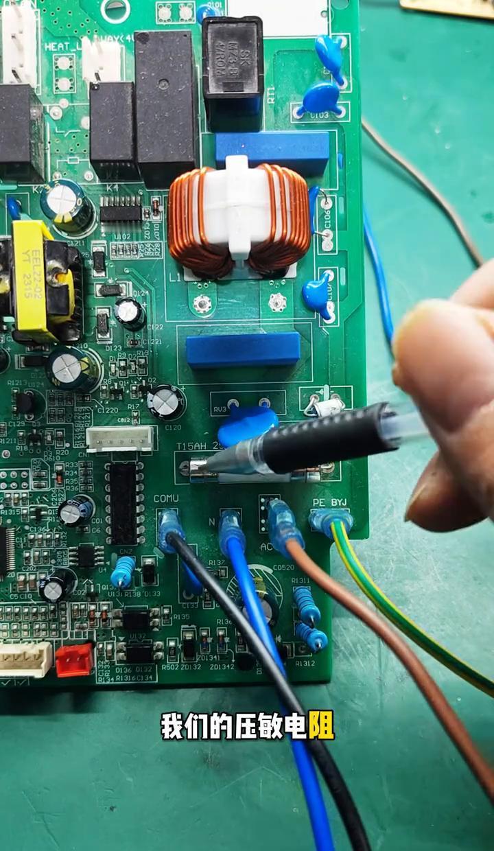 格力通用板这玩意儿，真不是随便搞搞就行。
你要是修空调不看电路图，那不是瞎折腾嘛