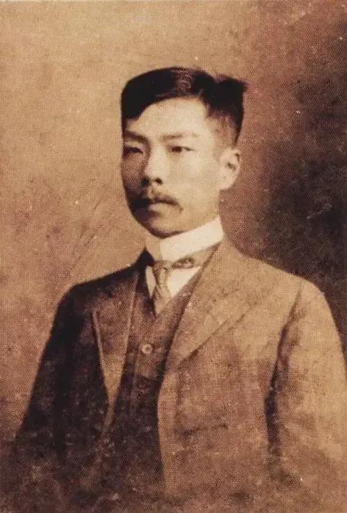 那天，鲁迅母亲冷脸质问朱安：“你也是女人，怎么不会生孩子？”朱安脸一下就红了，随