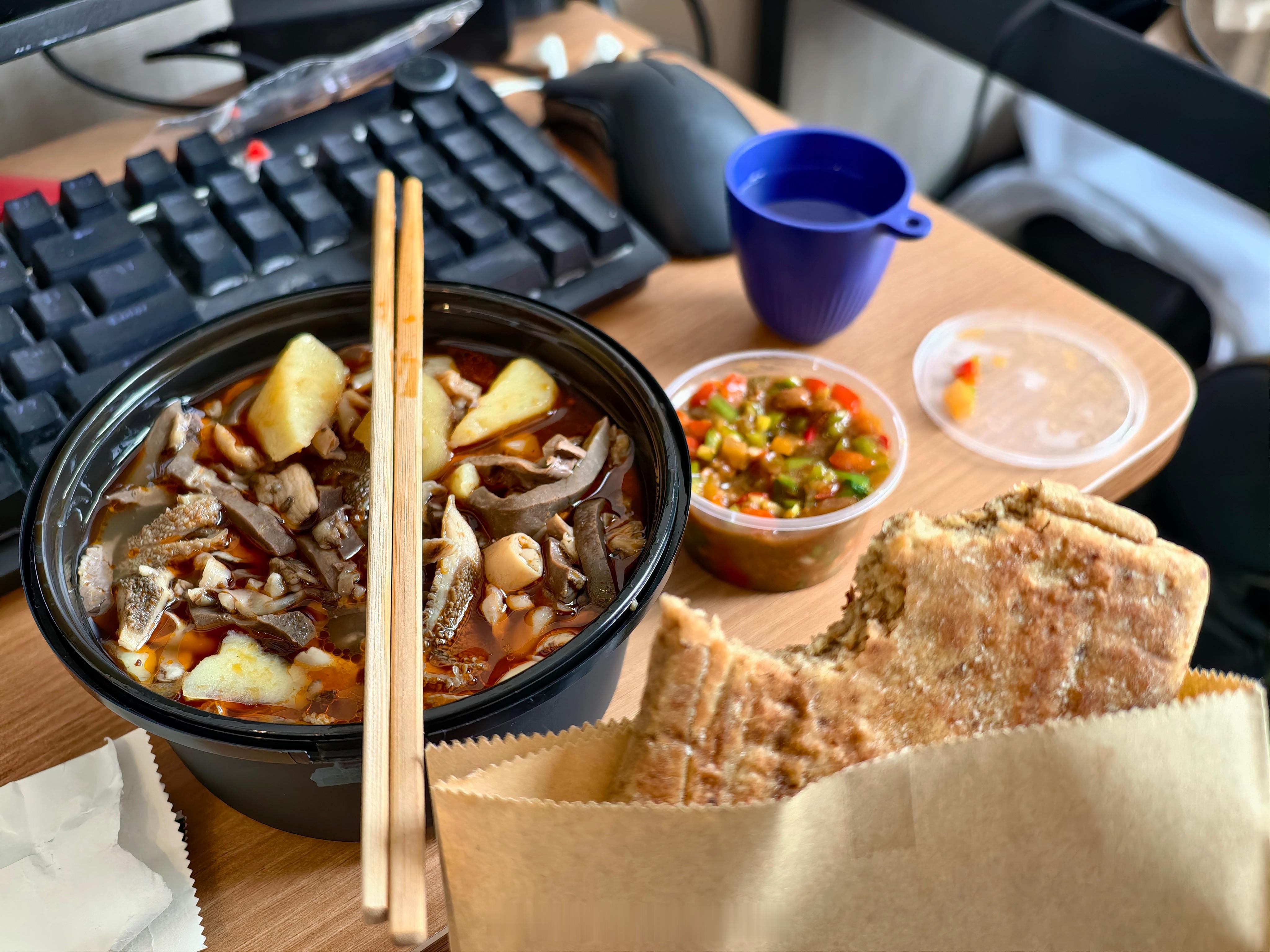 立冬冬天快乐，冬天一定要吃点热乎的。如今在外能有家乡的美食，一定程度上减少了思乡