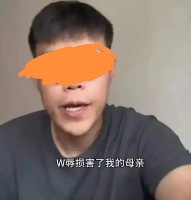 小姜既然都不认养父老姜了，他应该改姓不能再姓姜了，他的同母异父的弟弟小小姜，因为