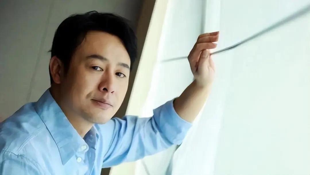 张颂文又上热搜了！

8月21日，47岁的张颂文，又登上了热搜，不是因为去考驾照