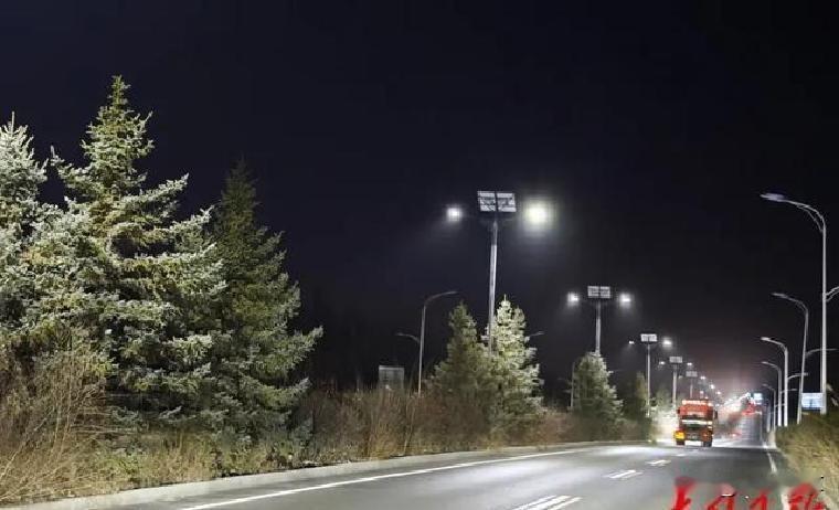 新荣区得胜大道这几年夜里黑灯瞎火的，总让人开车提心吊胆，现在总算大变样了！整整1