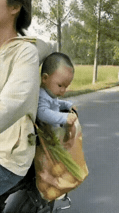 开心一刻：人类幼崽的“买菜分工”，笑不活了！

妈妈带宝宝去买菜，本以为要手忙脚
