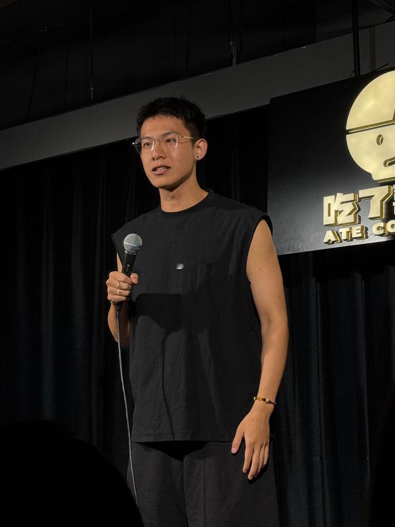 打针从擦酒精的时候就开始痛小五的段子藏着很多人的共同回忆，打耳洞的痛感前置，酒精
