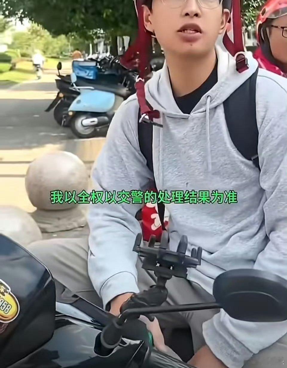 小伙和逆行女子剐蹭全程答听交警的剐蹭遇逆行？小伙教科书式操作！路边剐蹭，对方逆行