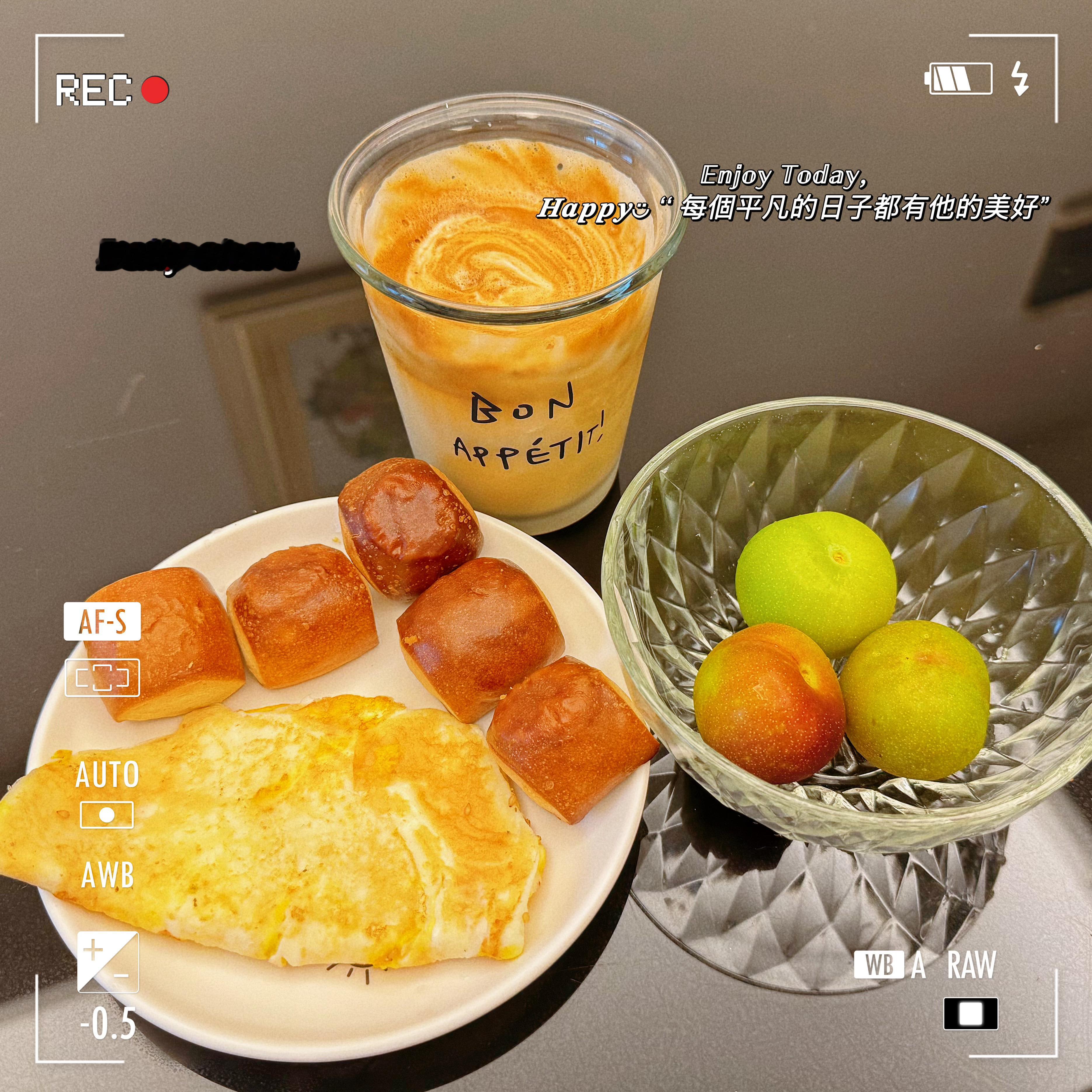 昨天的晚饭太迟几乎没有吃，一大早就饿醒了😂赶紧给自己倒腾一个简单快速的早餐～ 
