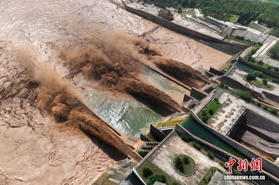小浪底水库调沙是一道亮丽的风景线！气势磅礴！太壮观了！